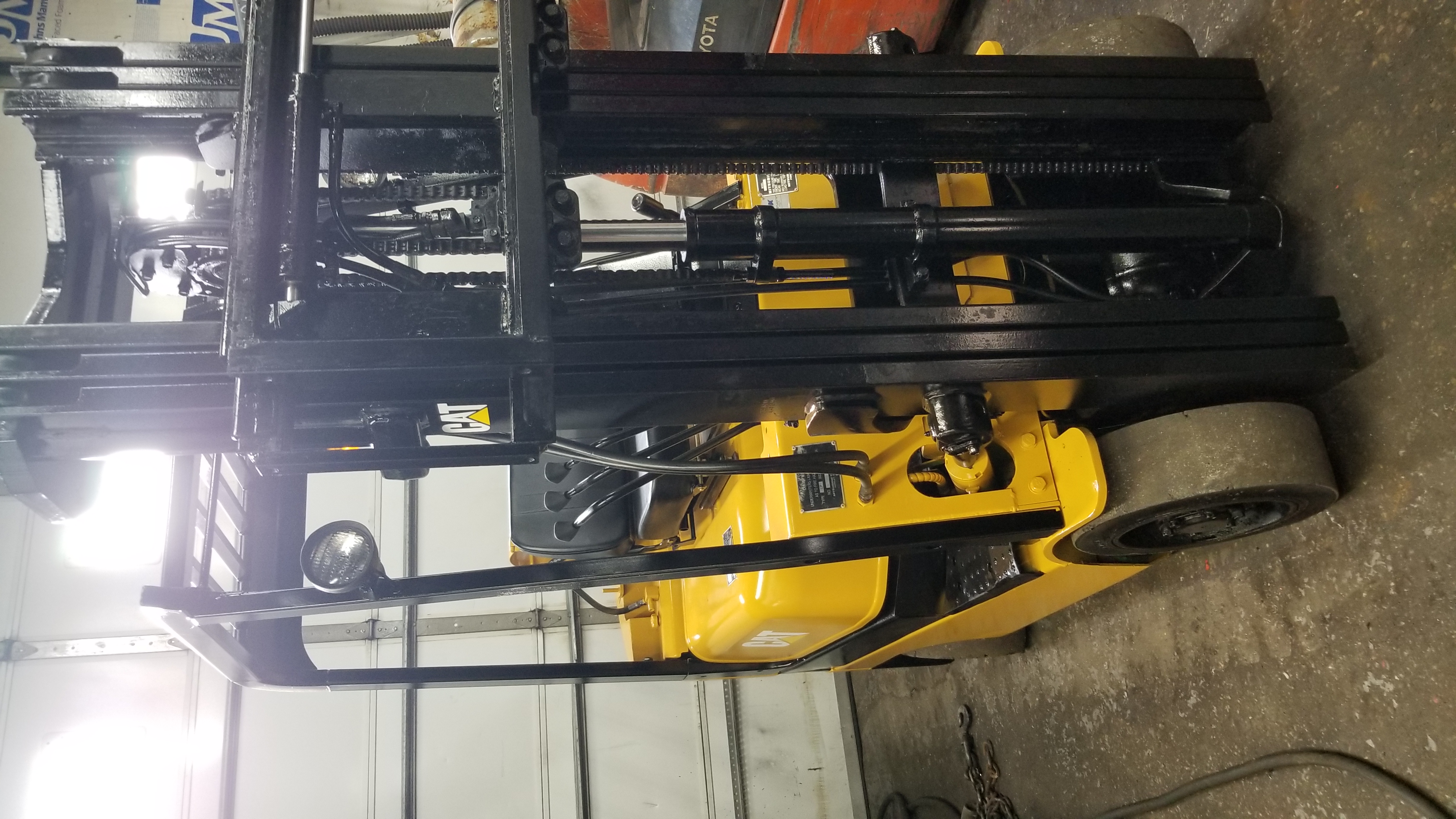 2000 caterpillar forklift with 188" lift height for sale